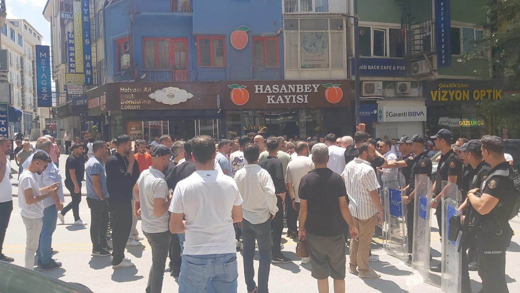 Malatya'da yıkım gerginliği! Esnaf isyan etti! Kışla Caddesi trafiğe kapattı!