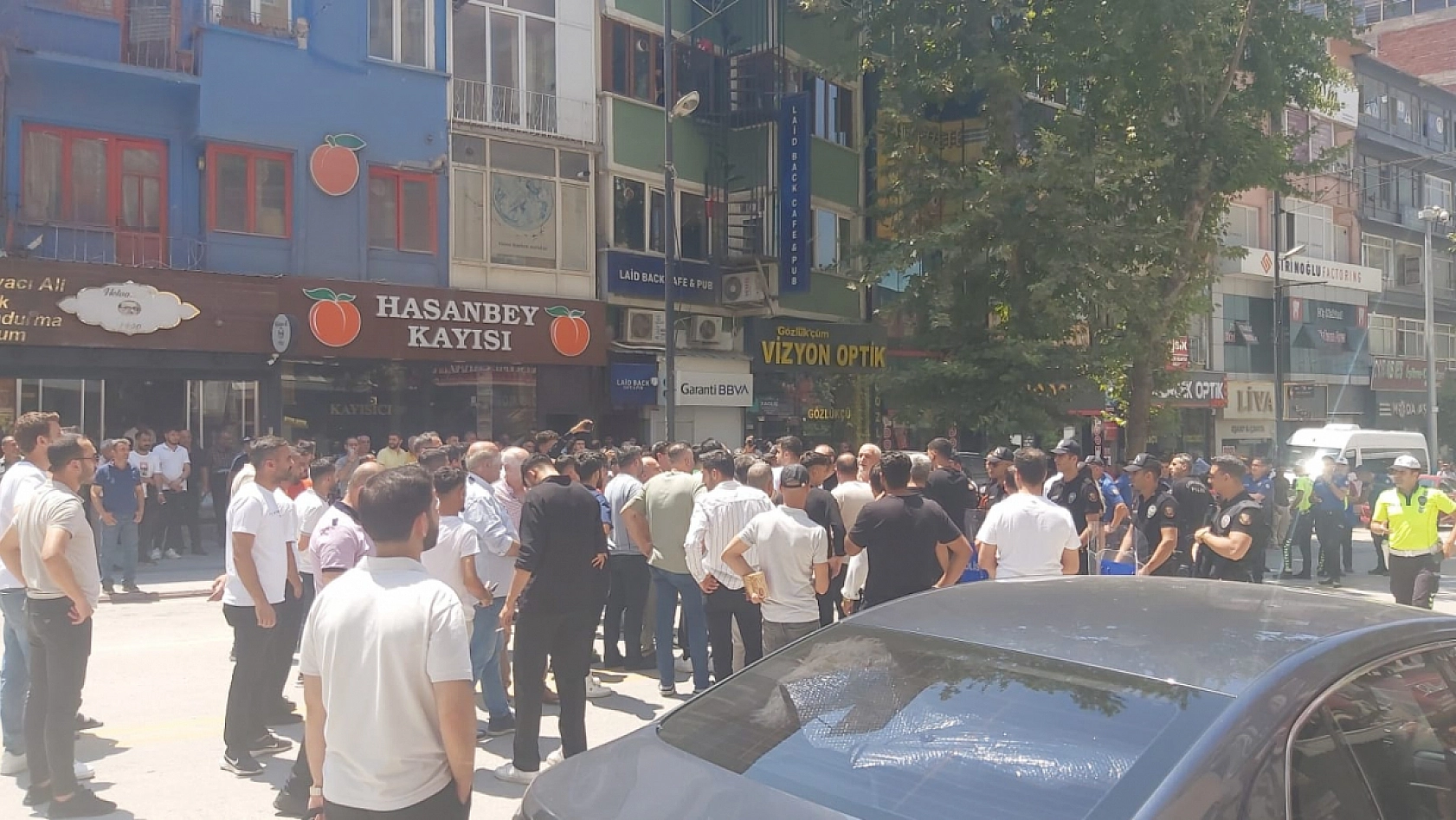 Malatya'da yıkım gerginliği! Esnaf isyan etti! Kışla Caddesi trafiğe kapattı!