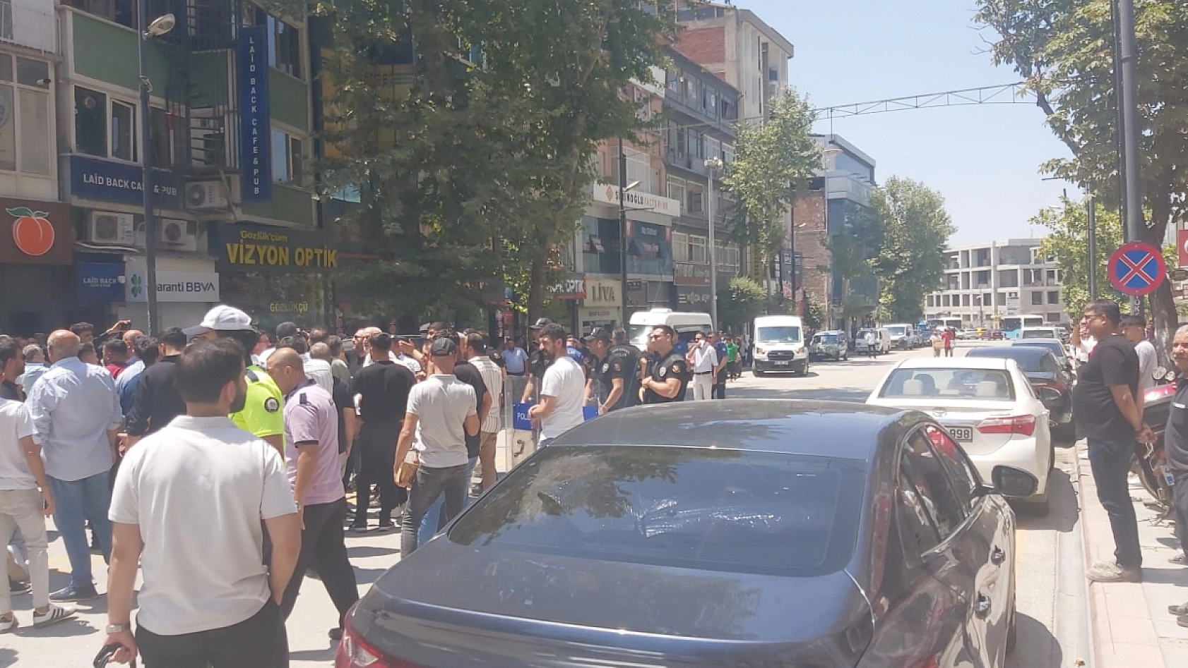 Malatya'da yıkım gerginliği! Esnaf isyan etti! Kışla Caddesi trafiğe kapattı!