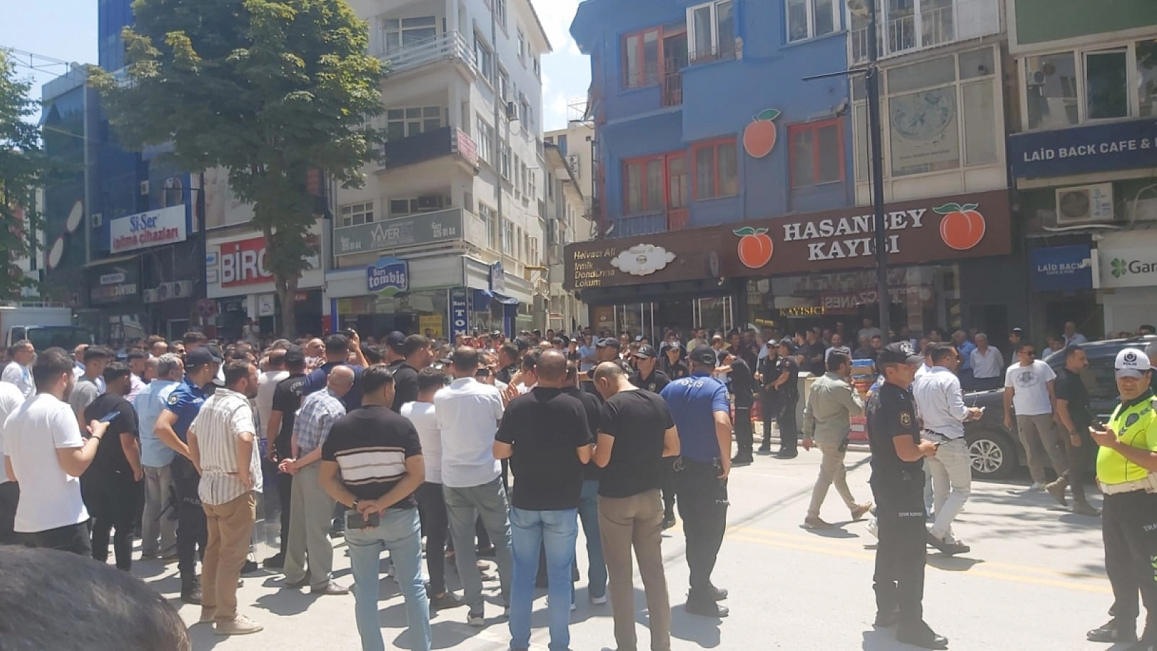 Malatya'da yıkım gerginliği! Esnaf isyan etti! Kışla Caddesi trafiğe kapattı!