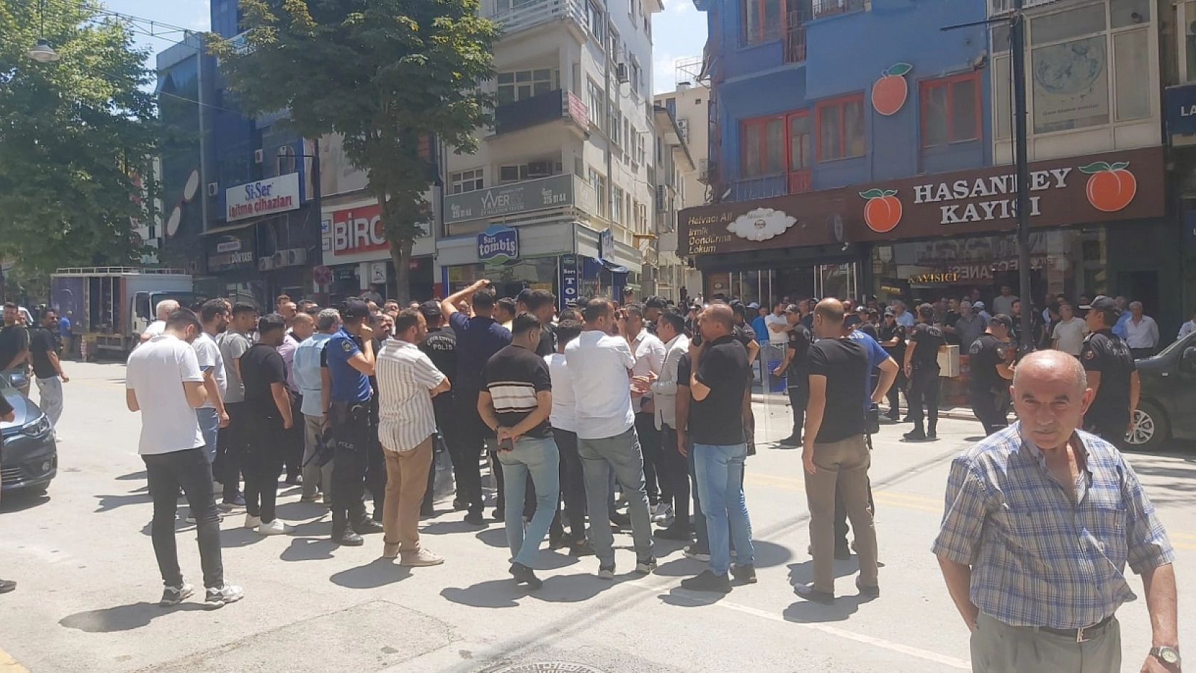 Kışla Caddesi esnafına sert müdahale!
