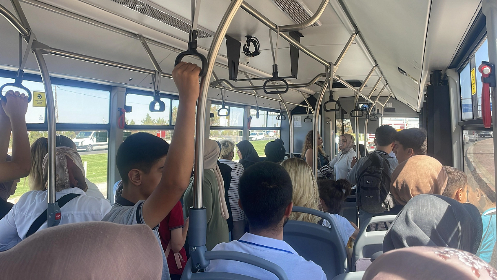 Malatya'da TOKİ Konutlarında Sorunlara Bir Yenisi Daha Eklendi..! Veliler Servislerin Peşinde Koşuyor!!