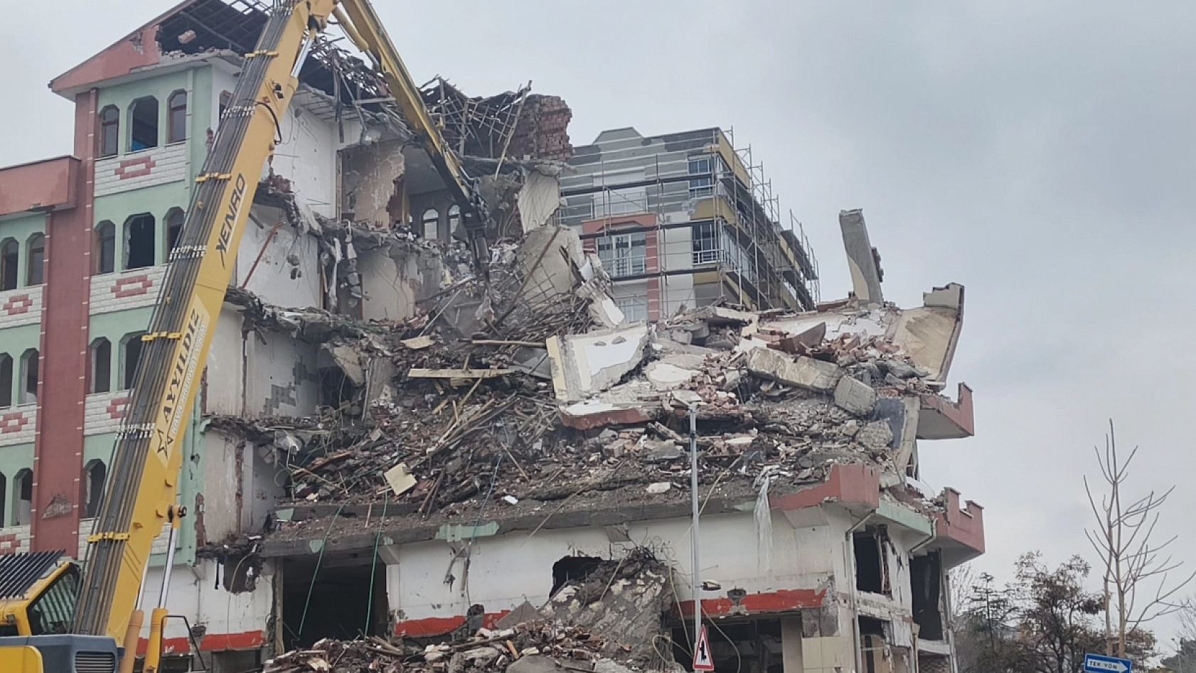 Malatya'da Devam Ediyor: 5 Katlı Bina Yıkılıyor!