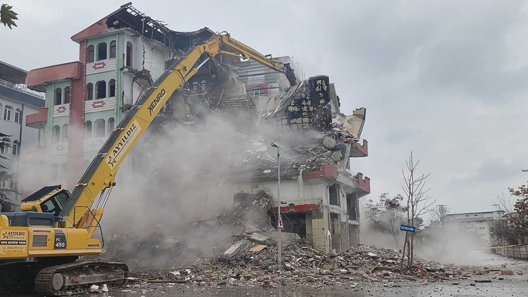 Malatya'da Devam Ediyor: 5 Katlı Bina Yıkılıyor!