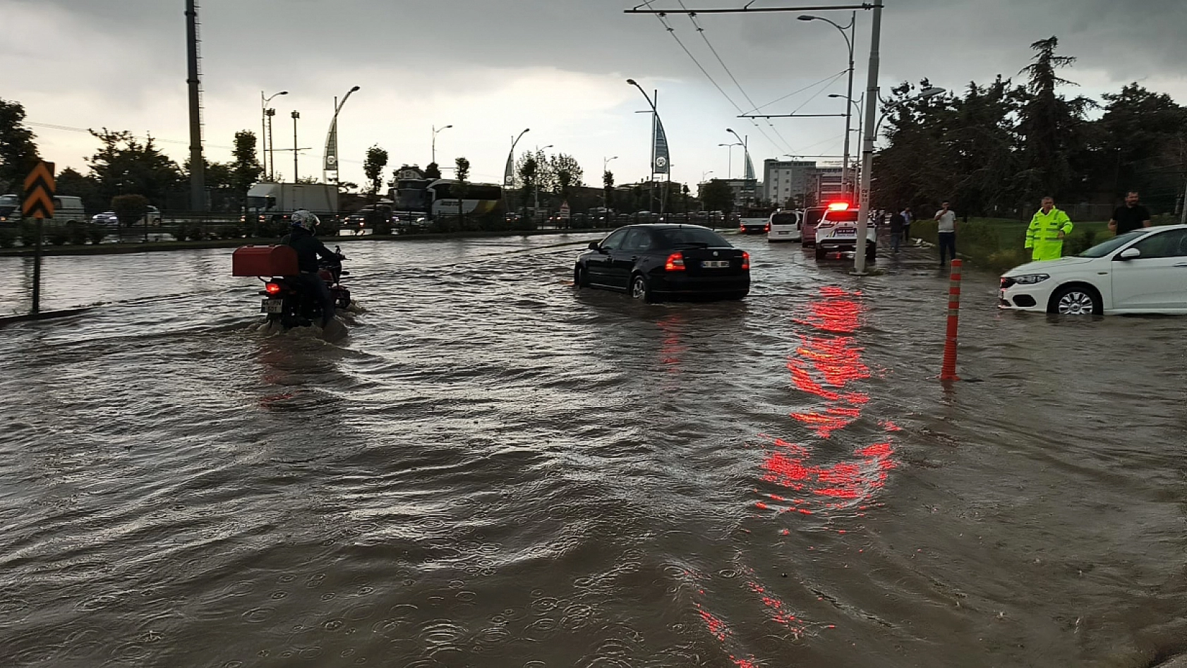 Er'den Sel Sonrası Altyapı Eleştirilerine Yanıt: Fatura Belediyeye Kesilmeye Çalışıldı