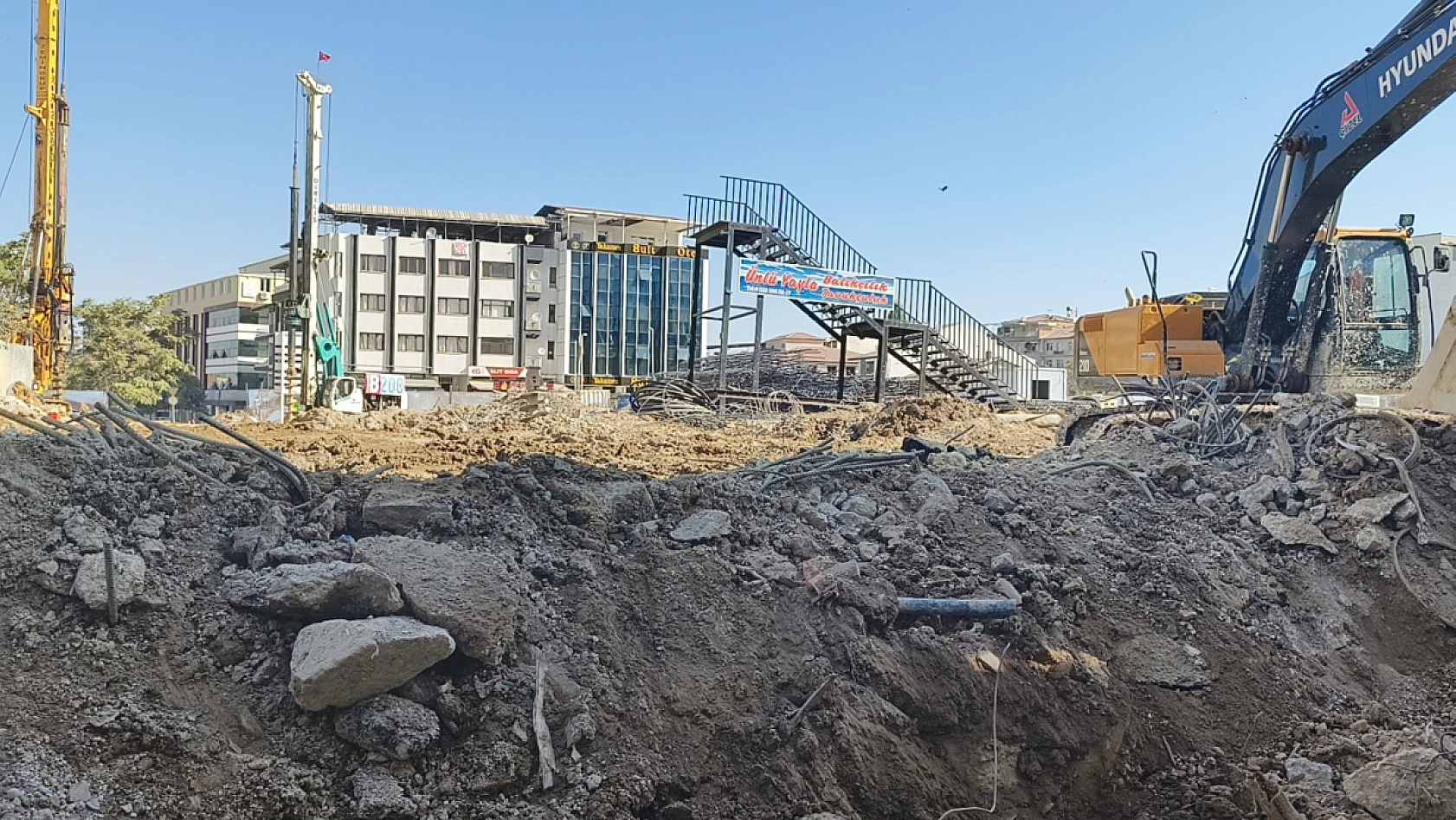 Malatya'da esnaf ortada kaldı || Et Var, Balık Var… Yol Yok!