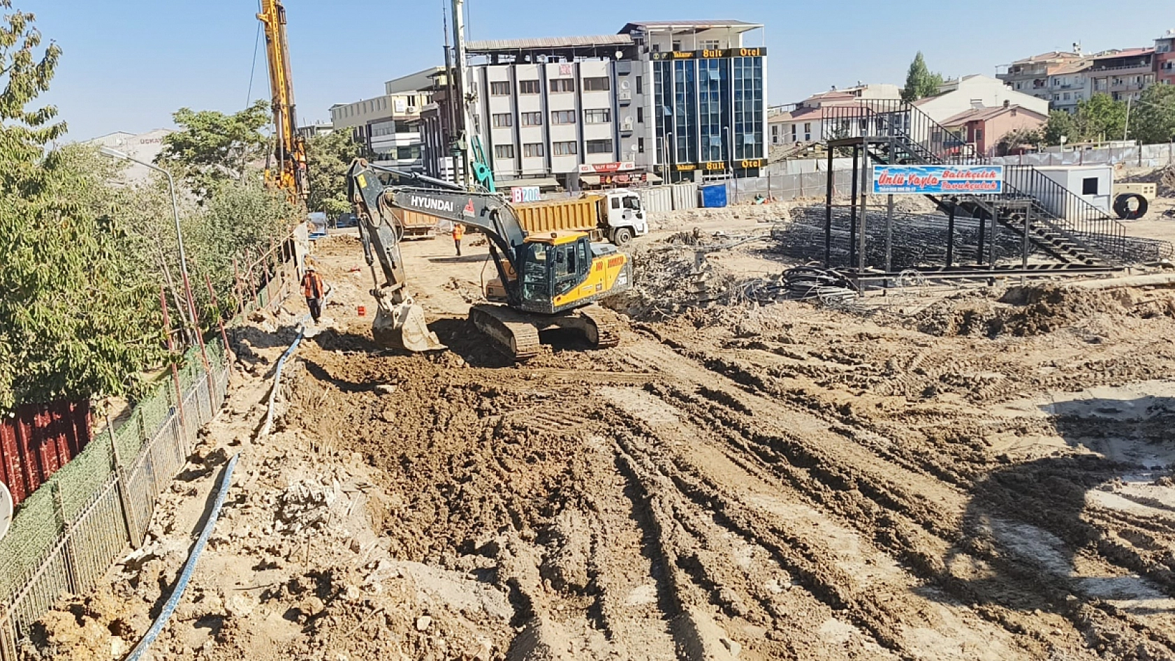 Malatya'da esnaf ortada kaldı || Et Var, Balık Var… Yol Yok!