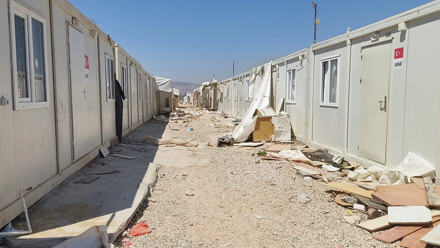 Malatya'da, Çevre Felaketine Dönüştü!!! Çöpler, Kırık Kapılar ve Tahrip Edilen Konteynerler…