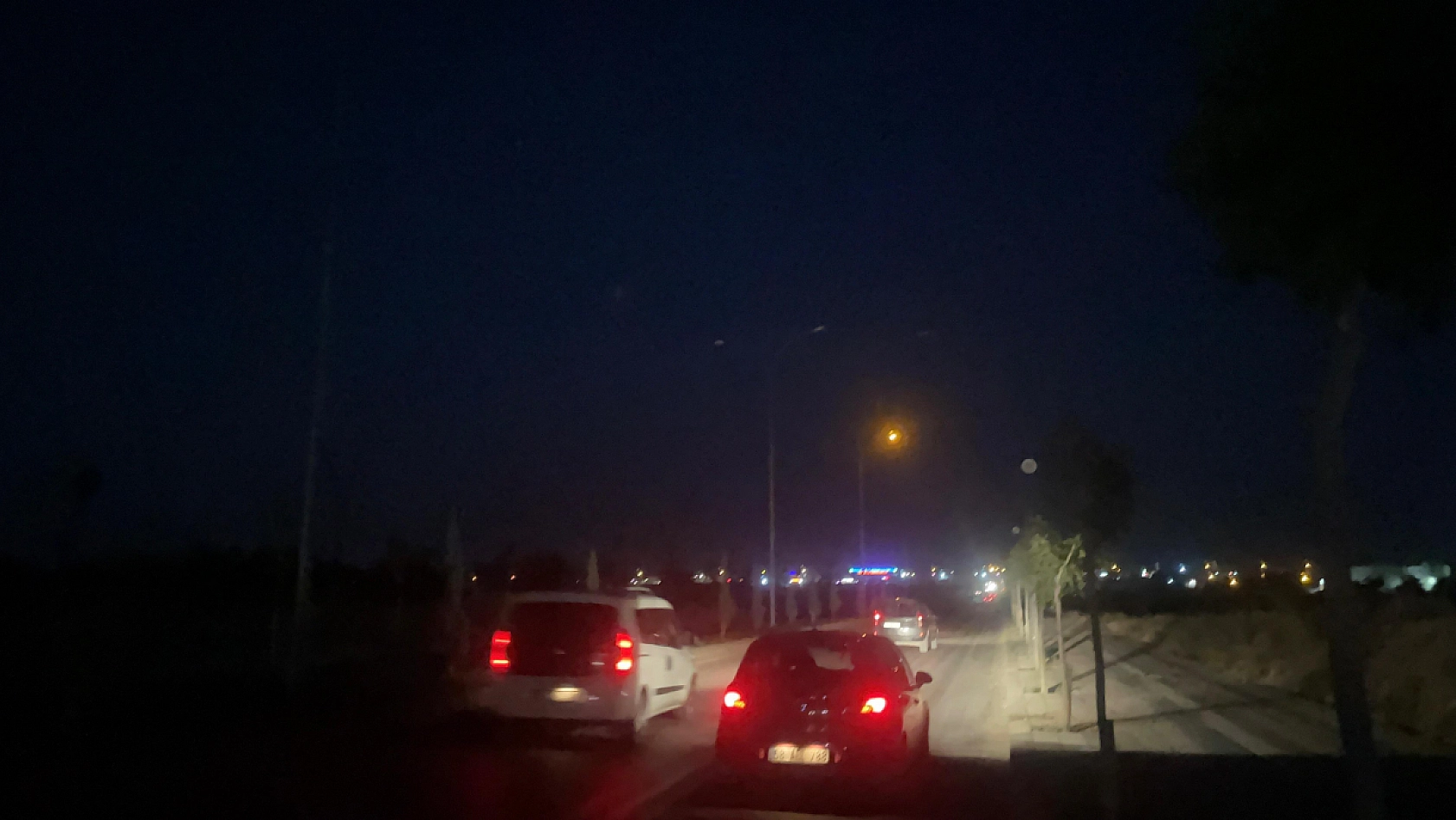 Malatya'da Kazaya Davetiye Çıkaran Yol: Sürücüler Farlarla Yolu Buluyor!
