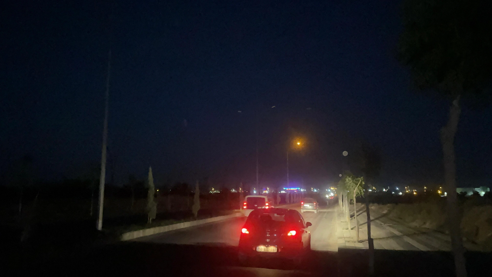 Malatya'da Kazaya Davetiye Çıkaran Yol: Sürücüler Farlarla Yolu Buluyor!