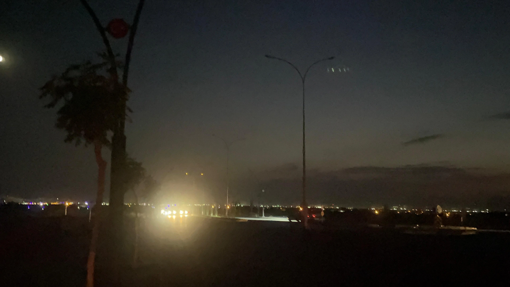Malatya'da Kazaya Davetiye Çıkaran Yol: Sürücüler Farlarla Yolu Buluyor!