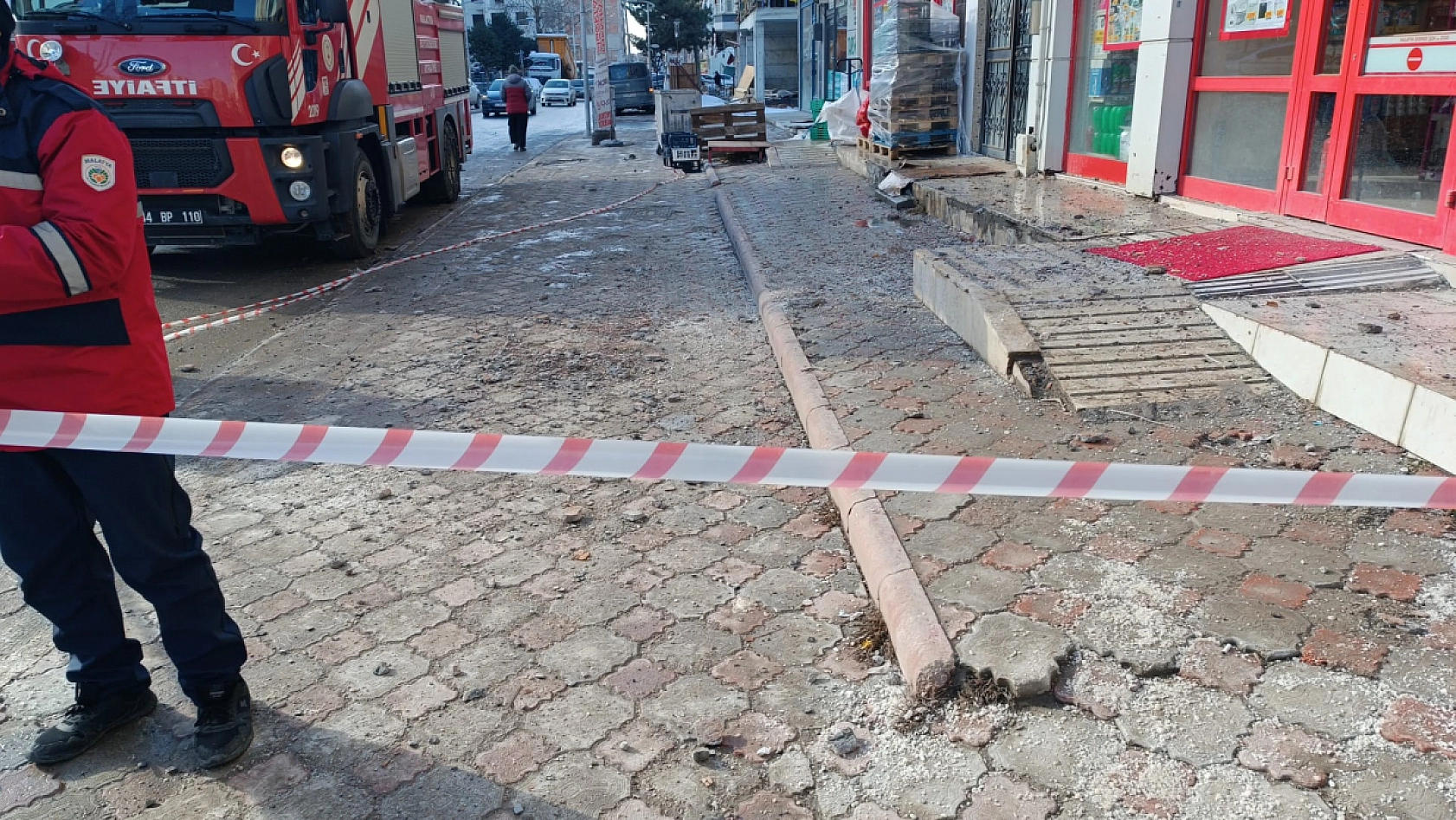 Malatya'da aylar sonra hasarlı binada nihayet önlem alındı!   