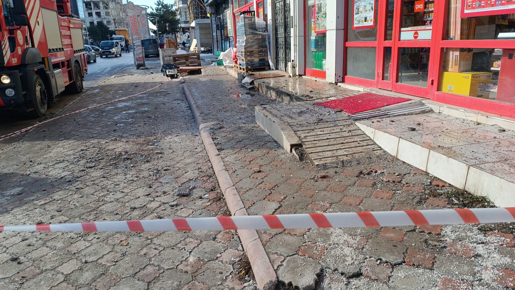 Malatya'da aylar sonra hasarlı binada nihayet önlem alındı!   