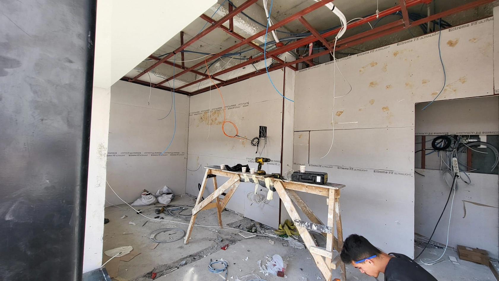 Malatya'da esnaflar dükkâna sığmıyor: Anahtarı alan duvarı yıktı