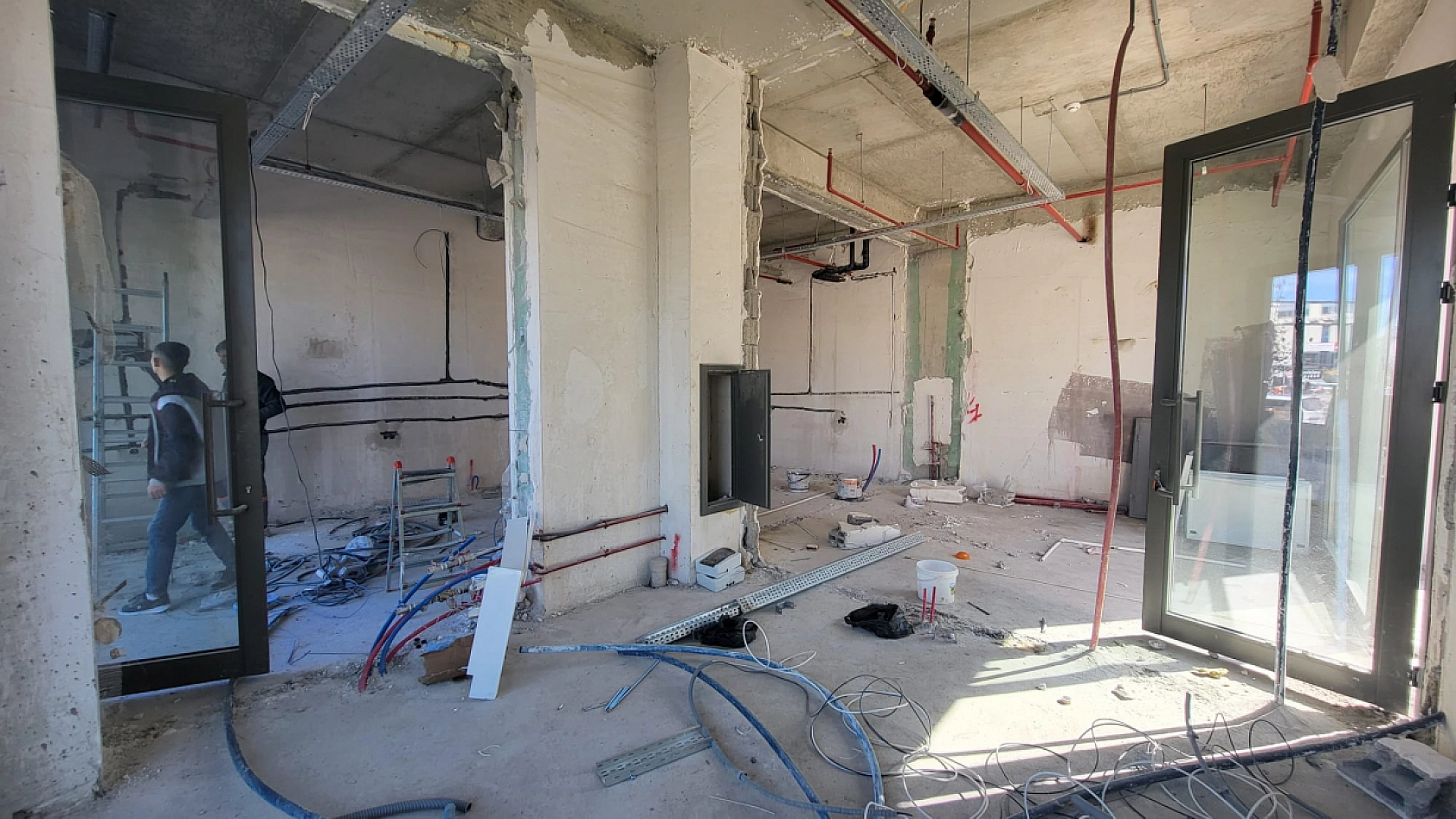 Malatya'da esnaflar dükkâna sığmıyor: Anahtarı alan duvarı yıktı