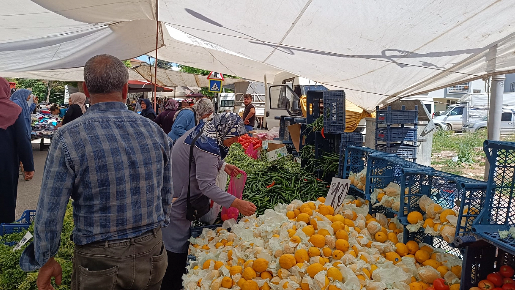 Malatya'da vatandaşlar pazar tezgahına uzaktan baktı!