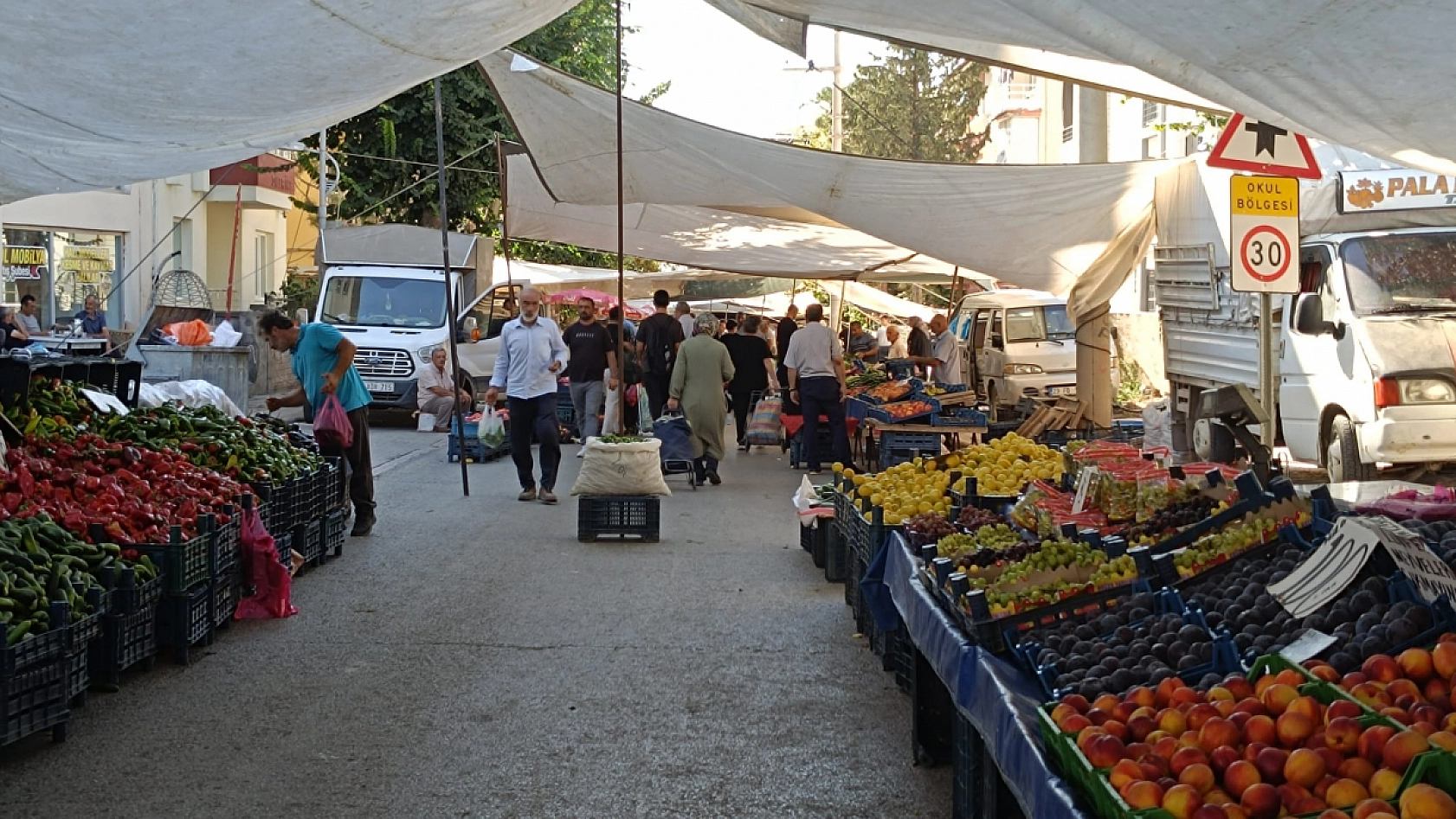 Pazarda kilosu 20 liraya kadar düştü: Malatyalılar kasa kasa aldı