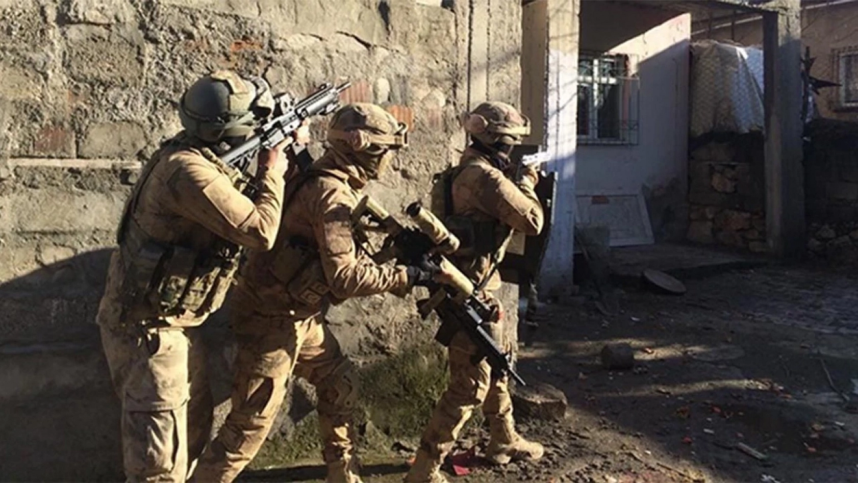 Malatya'da zehir tacirlerine şafak baskını: Çok sayıda Kenevir ve Esrar ele geçirildi