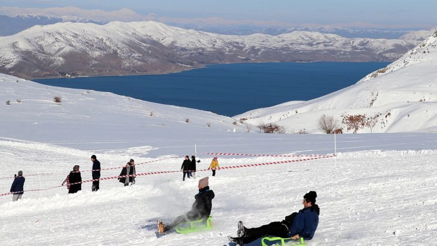 Göl manzaralı kayak merkezi