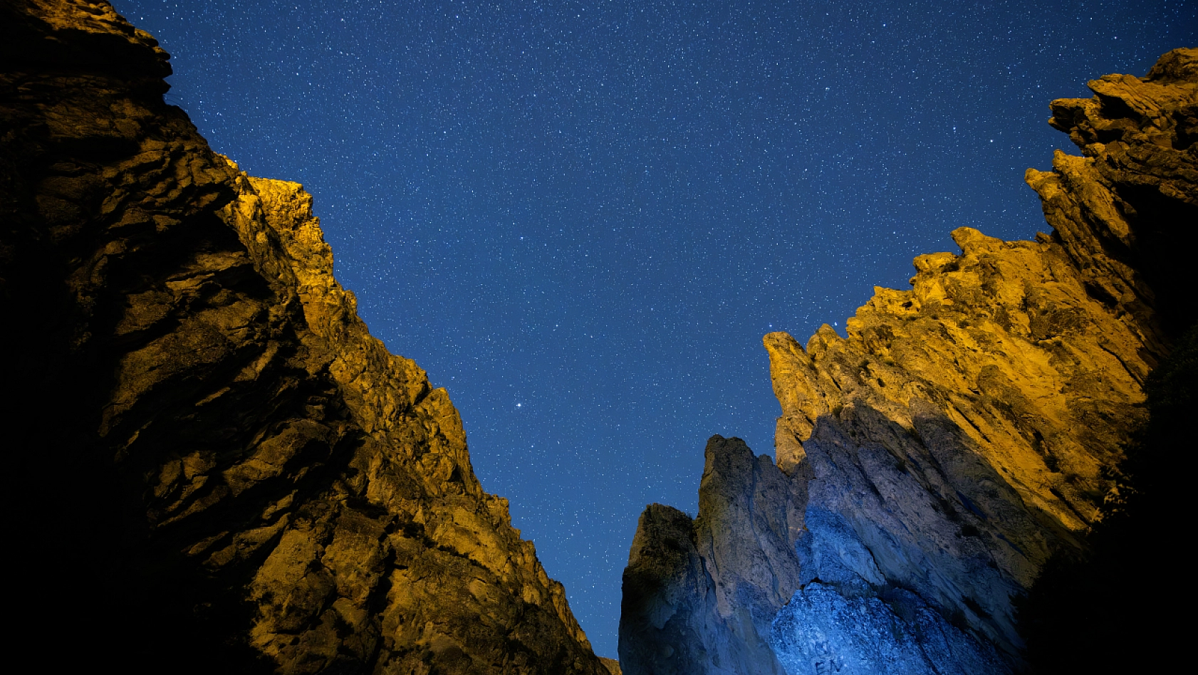 Darende'nin Gizli Güzellikleri Gece Ortaya Çıktı: Muhteşem Fotoğraflar Göz Kamaştırıyor!