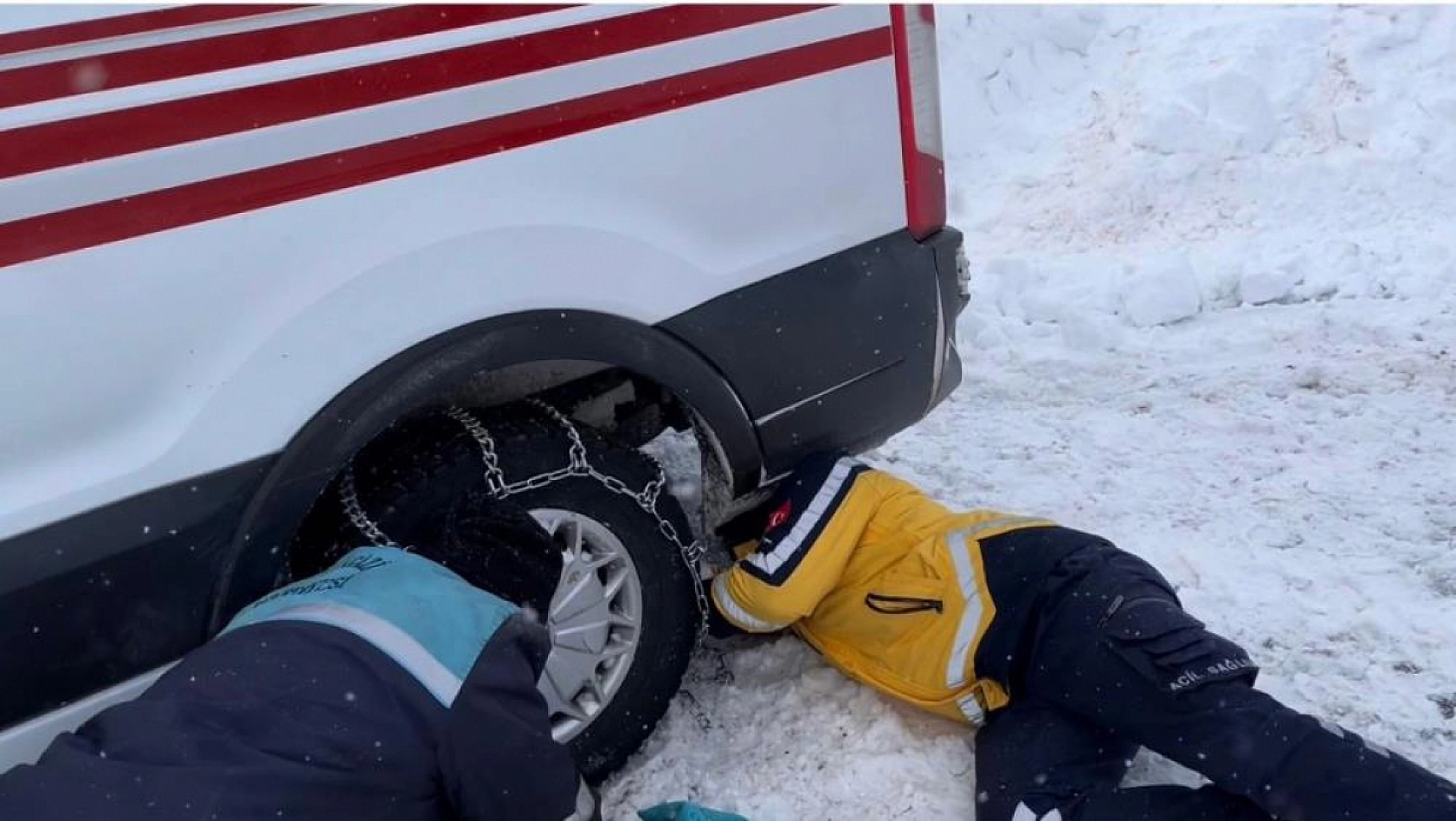 Battalgazi'de ambulans gidemeyince iş makinesi devreye girdi