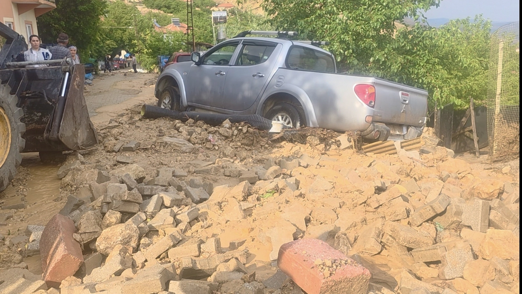Malatya'da sağanak hayatı felç etti: Üreticilerin bir yıllık emeği çamur oldu
