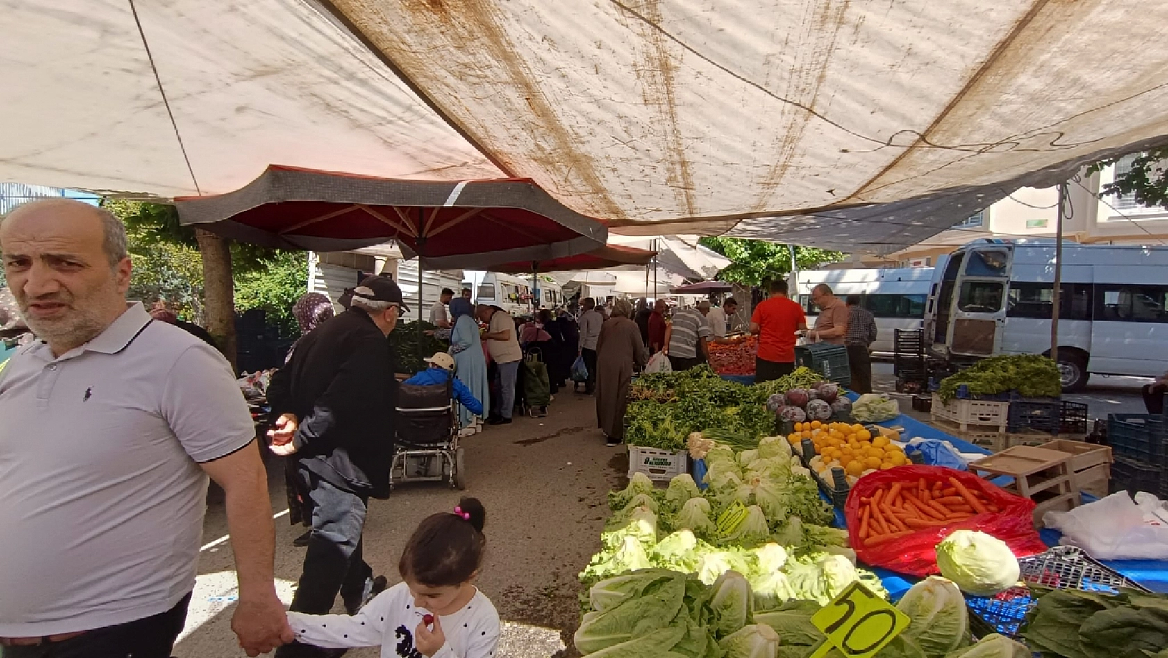 Malatya'da vatandaşlar pazar tezgahına uzaktan baktı!