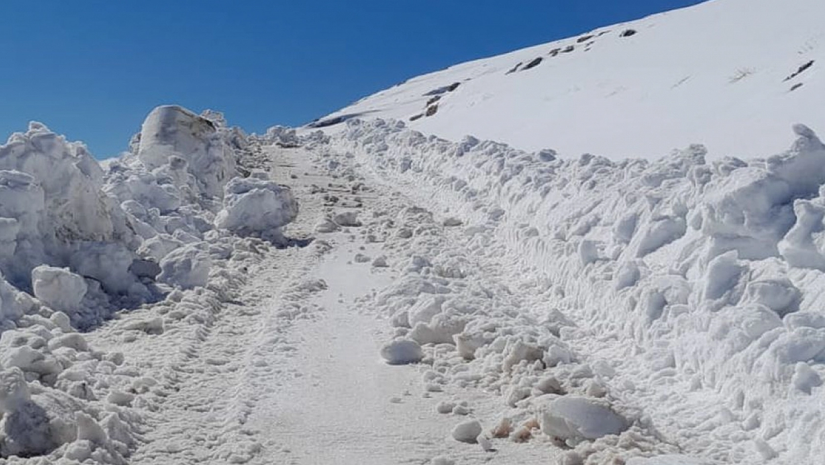 Nemrut'ta giden yollar açıldı! Turistler gelmeye başladı