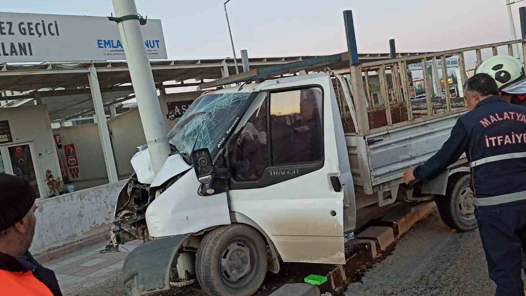 Trambüs direği kamyoneti ikiye böldü