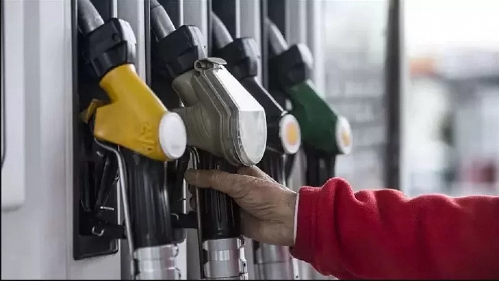 Akaryakıtta tarihin en büyük indirimi: Litre fiyatları birden düşecek…