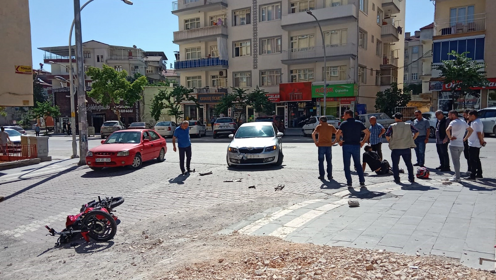 Yeşilyurt'ta Otomobil ve Motosiklet Çarpıştı: Bir Yaralı!