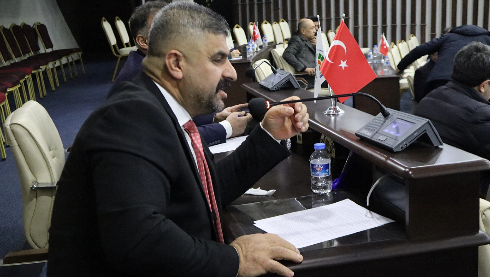 2026 mesaisi gergin başladı! İstifa eden üyeye 'yerinden kalk' uyarısı!