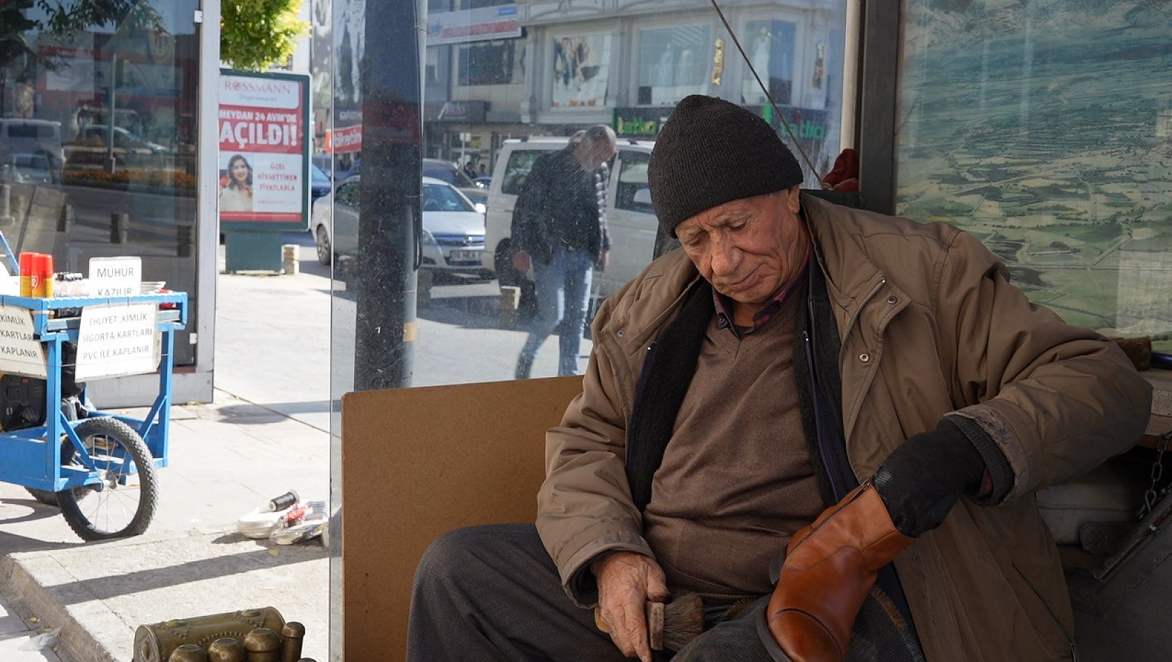 68 yıldır ayakkabı boyayarak geçiniyor