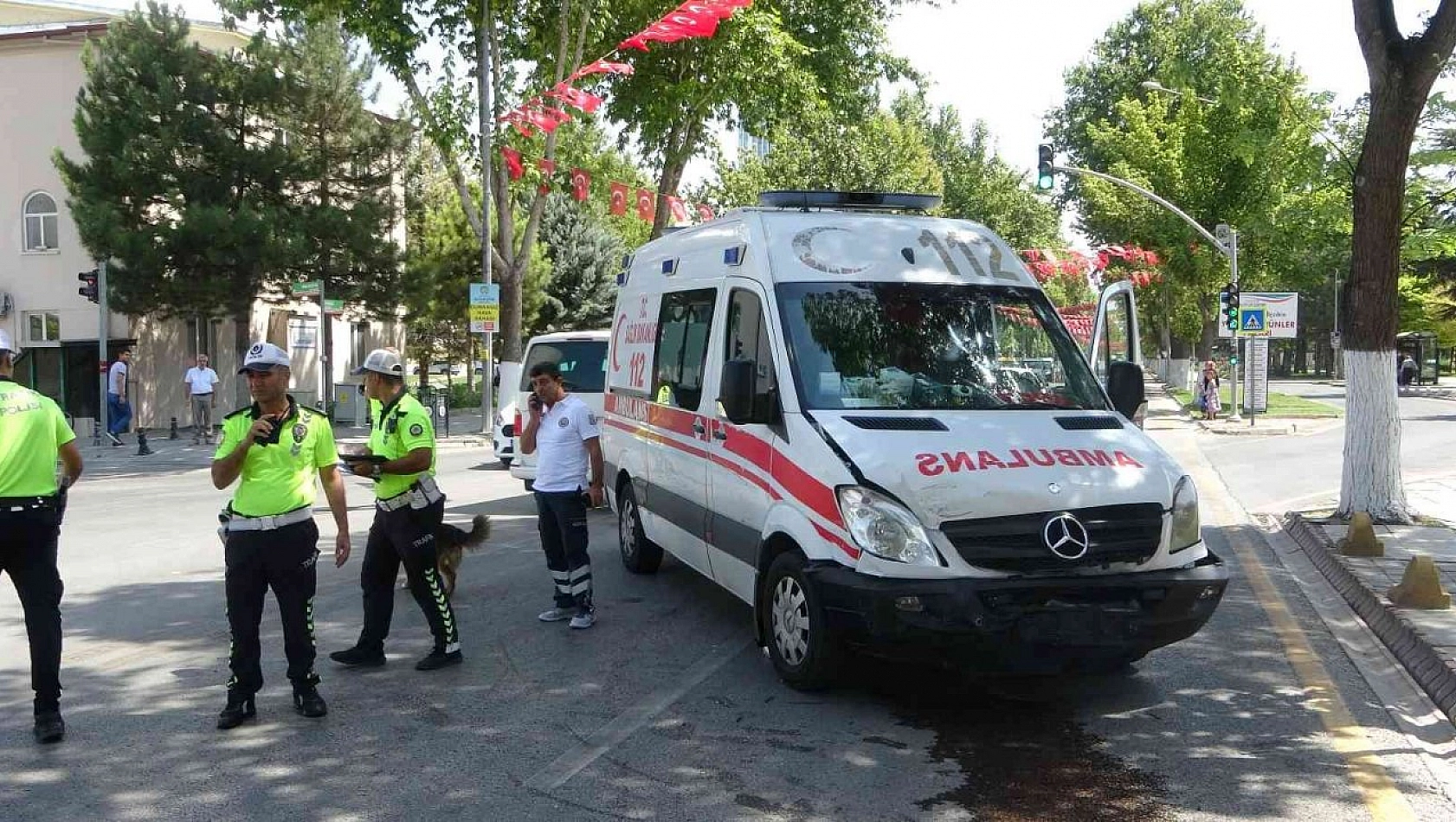 Ambulansla otomobil çarpıştı