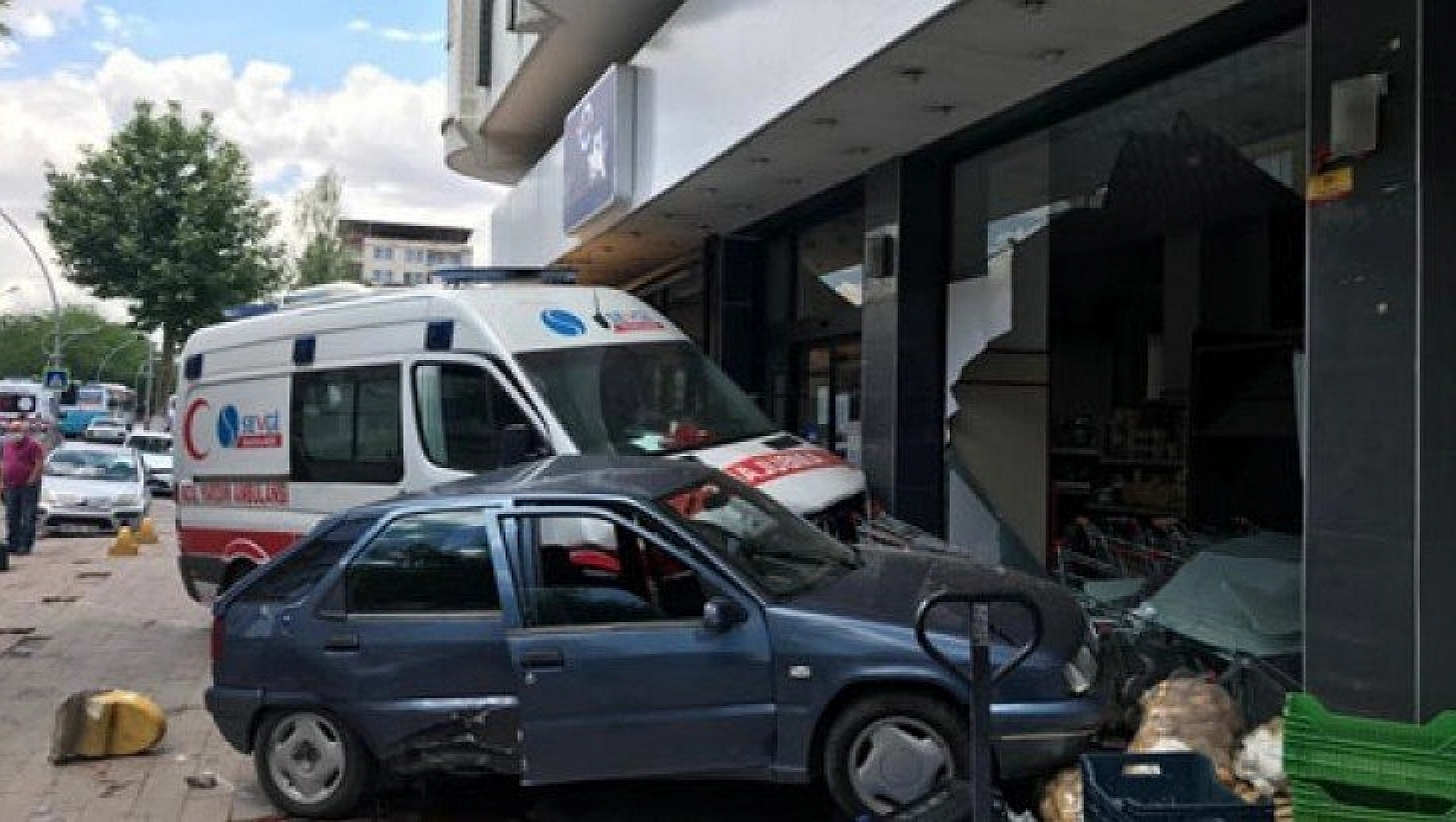 Ambulansla otomobil çarpıştı