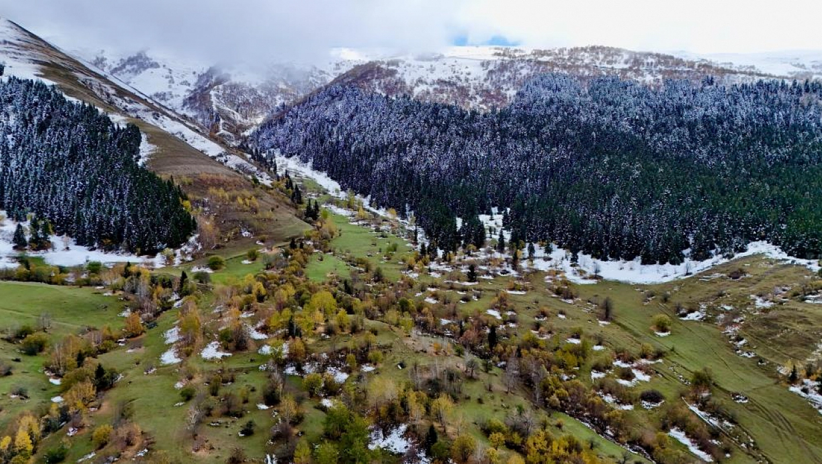 Artvin'de karlı zirveler sonbahar ile buluştu