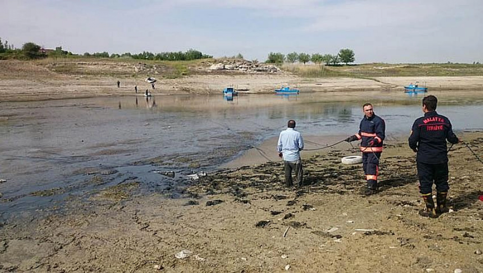 Bataklığa saplanan vatandaşı itfaiye kurtardı 