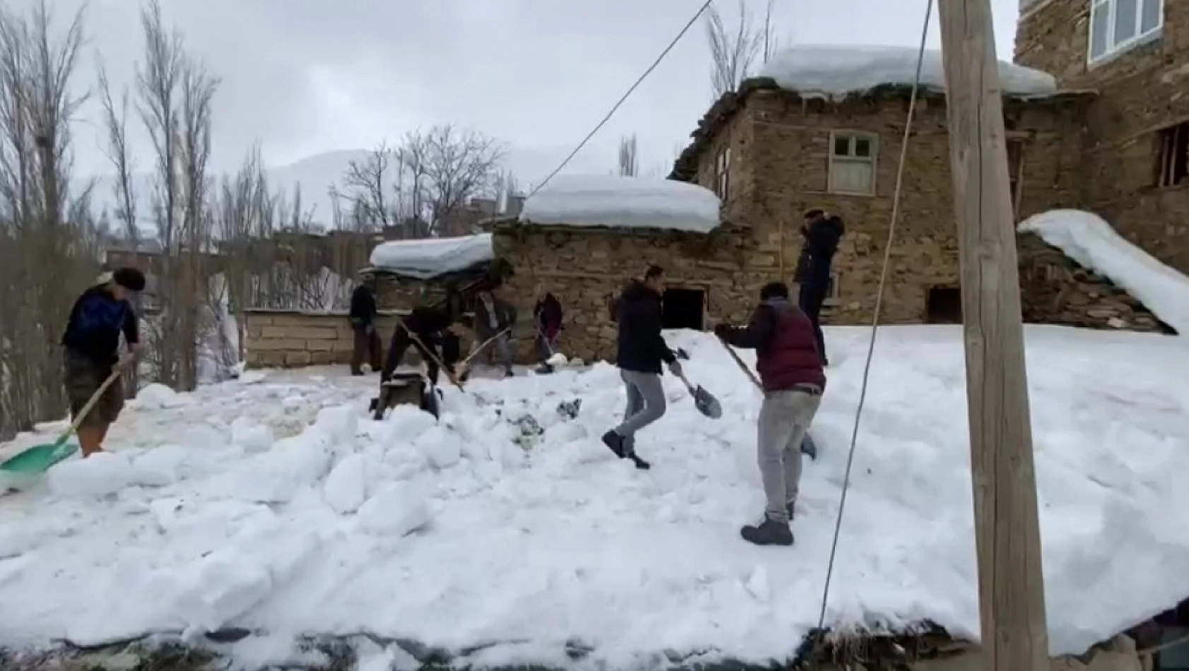 Van'da imece usulü kar temizleme