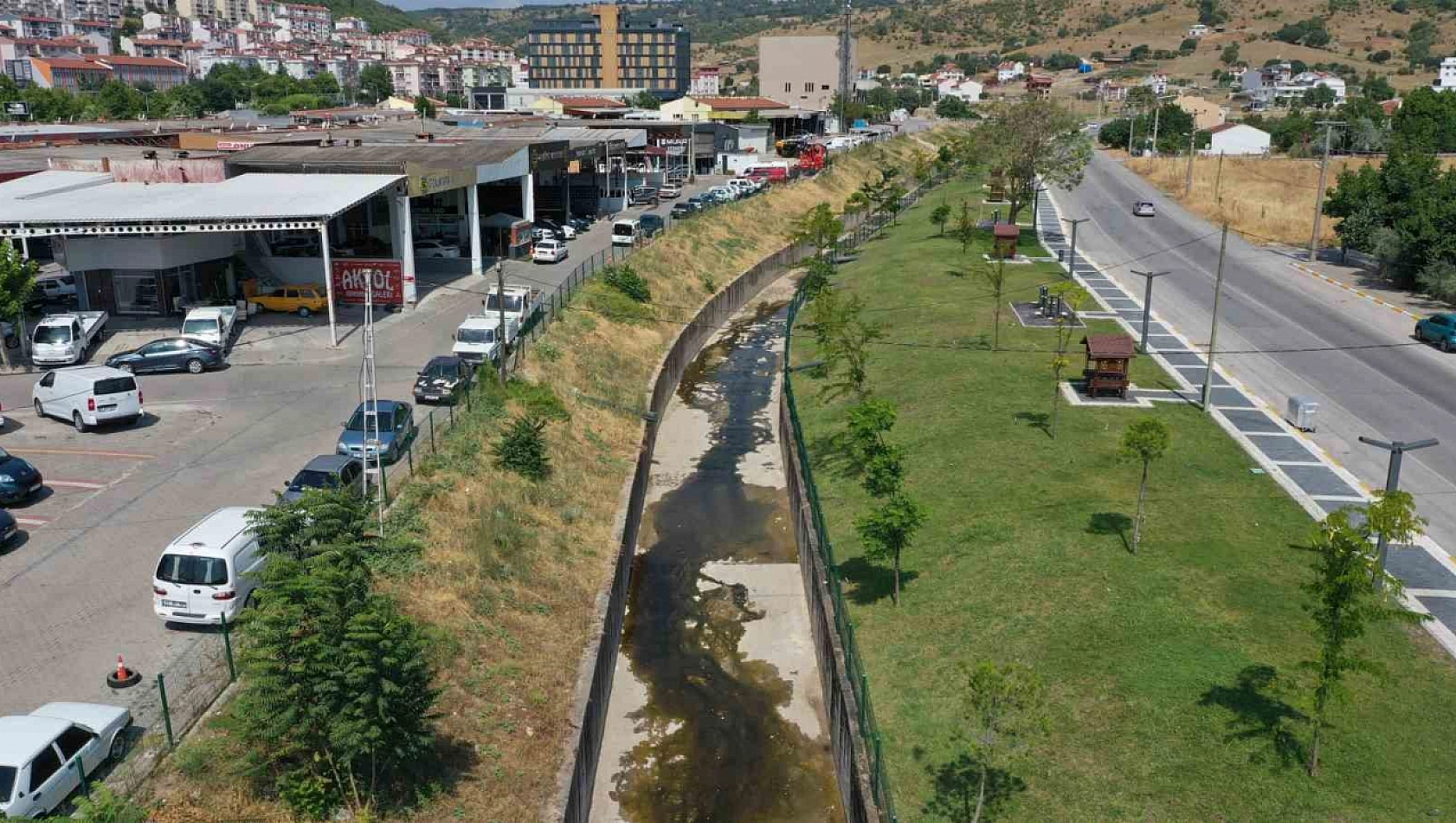 Dere yataklarını temizliyor!