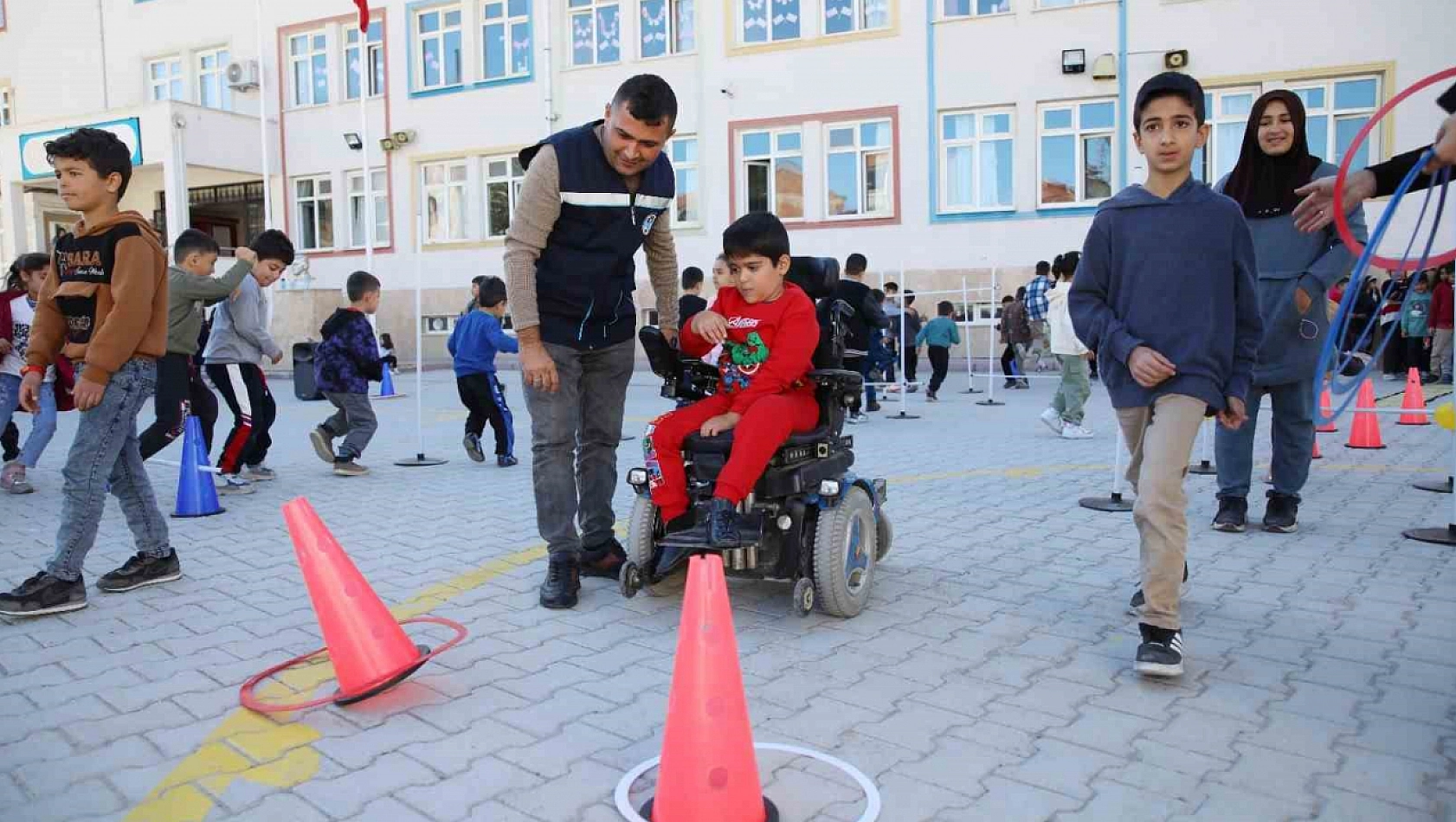 Çocuklar Şenlikte Coştu! Badminton, Mini Golf ve Dartla Dolu Bir Gün