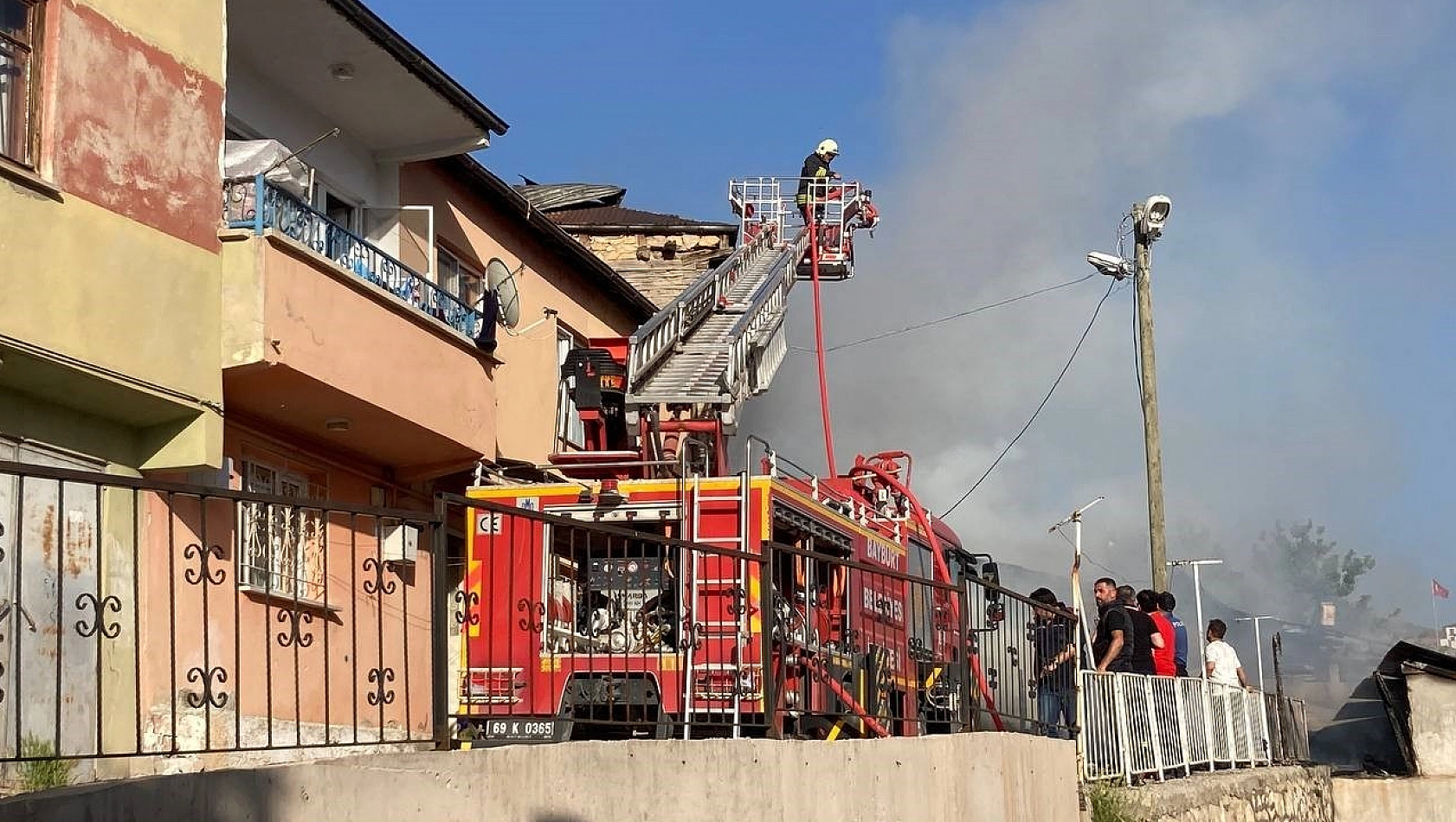 Bayburt'ta çıkan yangında 3 ev hasar gördü