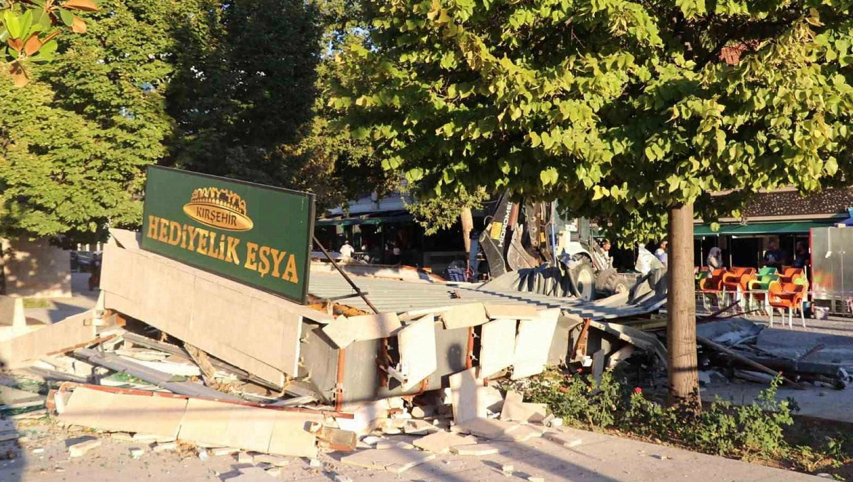 Belediye, Elektrik ve Su Verdi Sonra da 'Kaçak' Diye Yıktı!