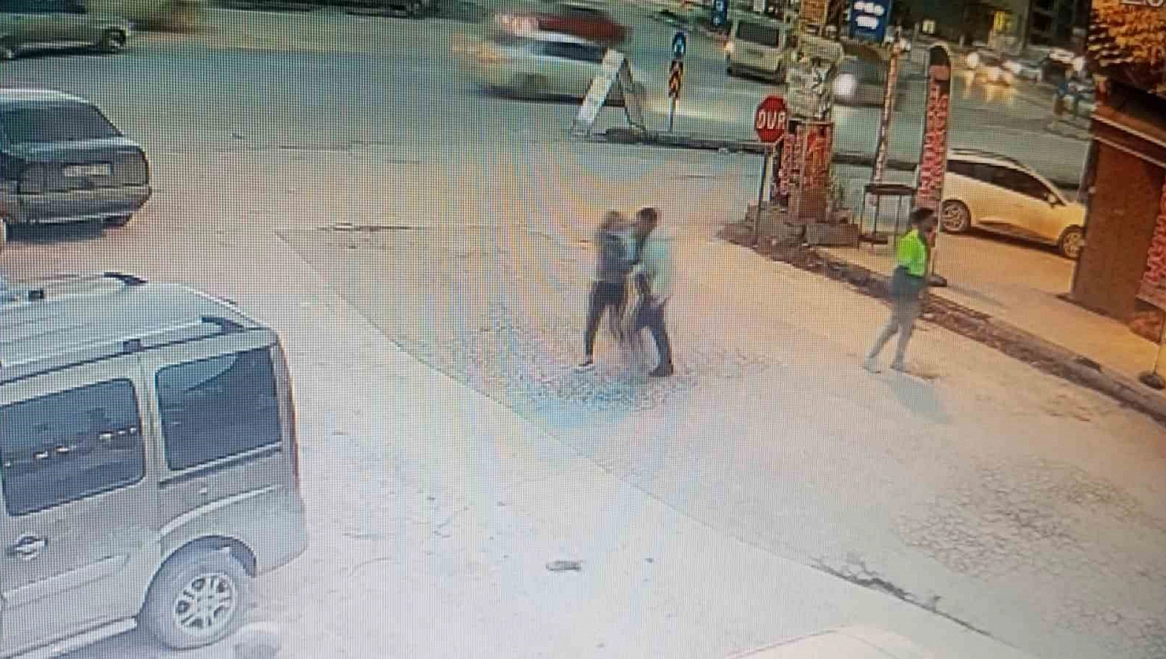 Malatya'da sokak ortasında dehşet: Esnaf kadını kurtardı!