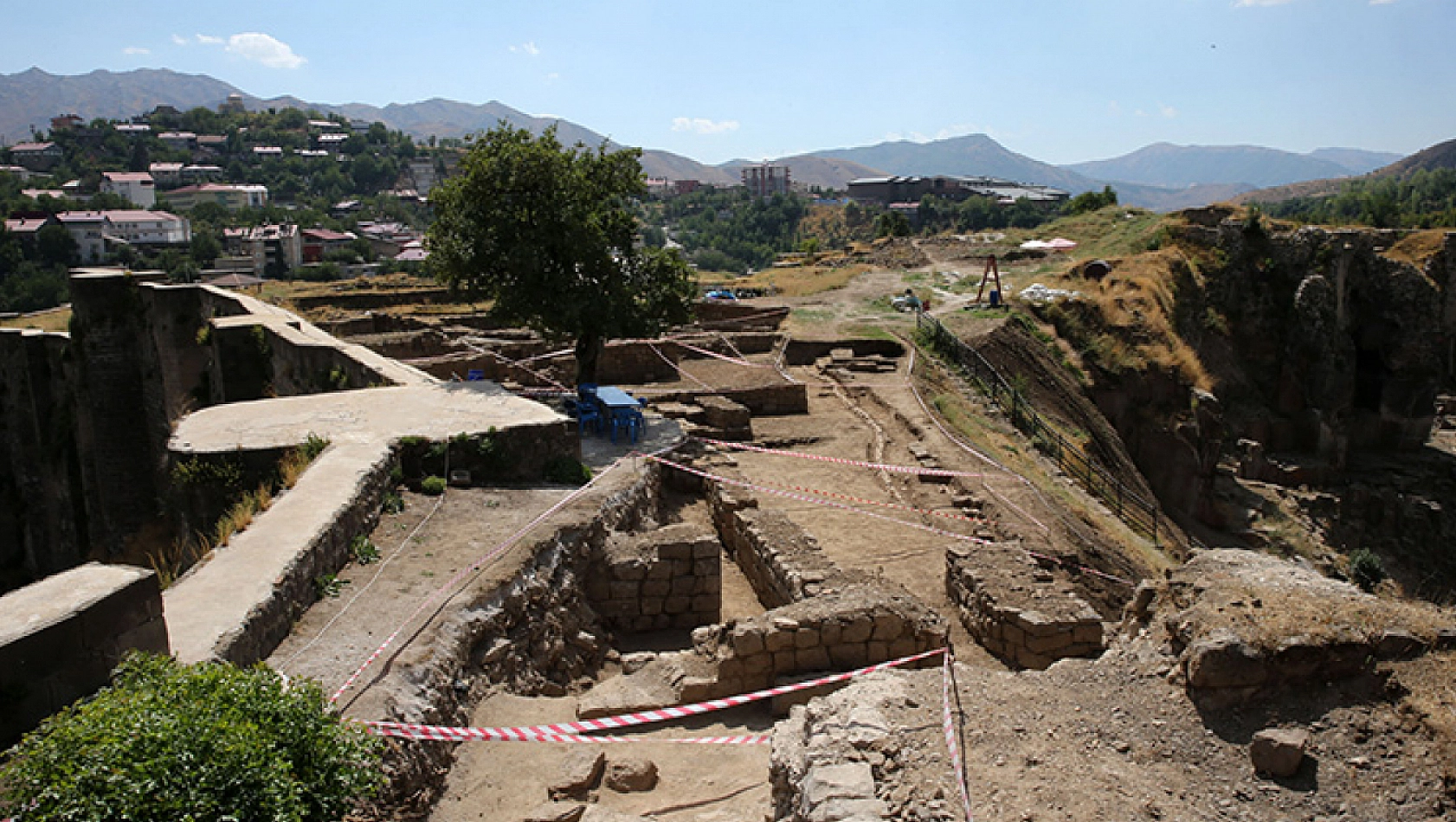 Bitlis Kalesi'nde içme suyu şebekesi bulundu