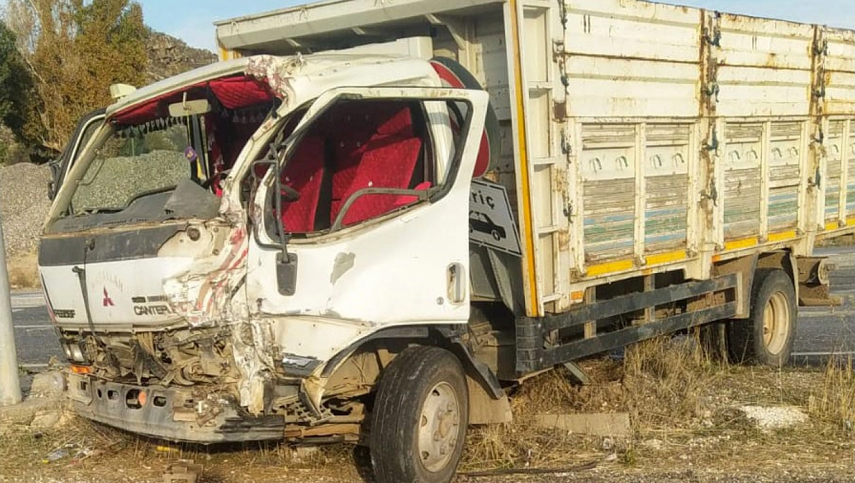 Bitlis'te kamyonet tırla çarpıştı: 2 yaralı