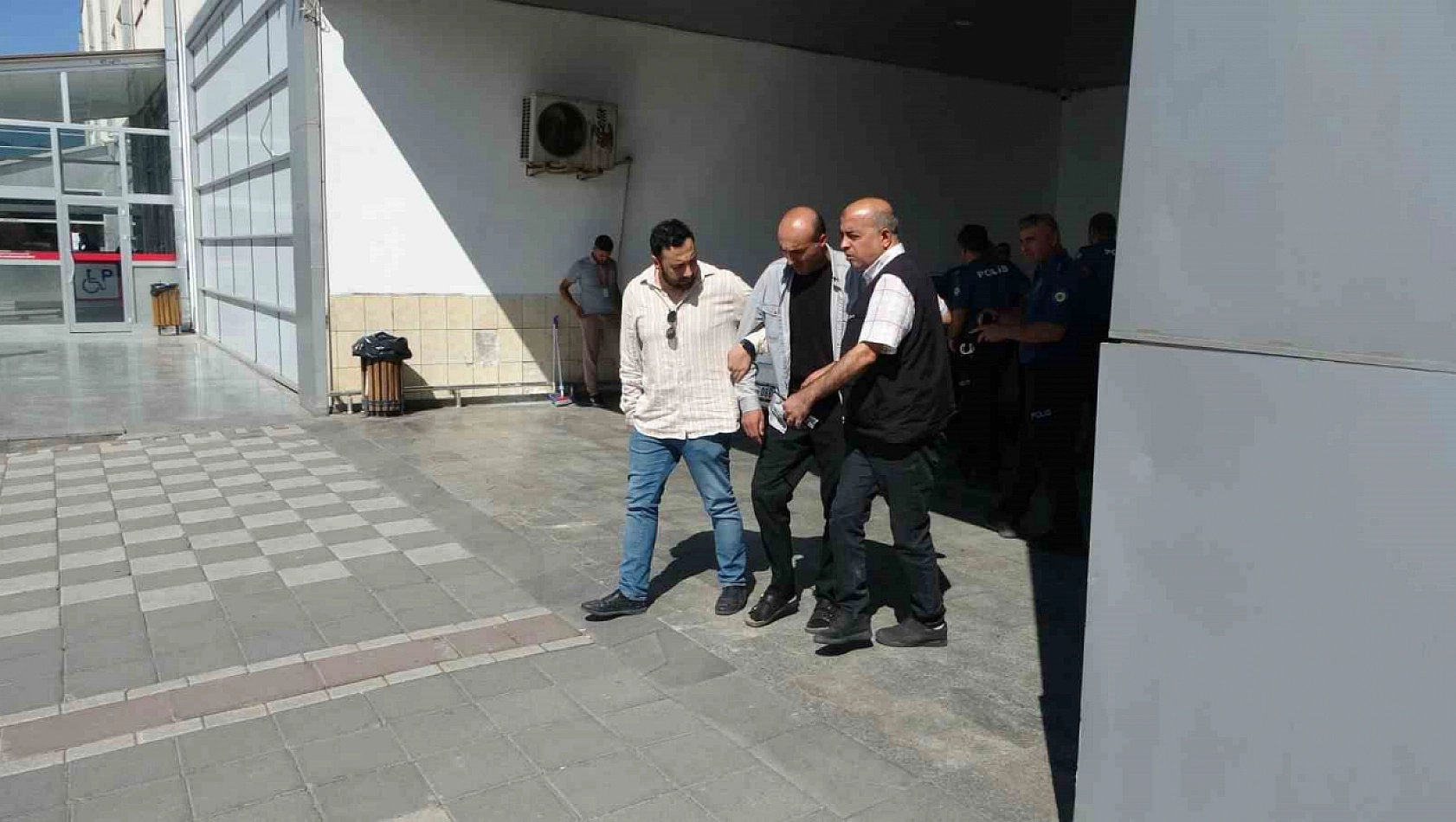 Boşanma Aşamasındayken Eşini Öldürdü: Polislerden Kaçamadı