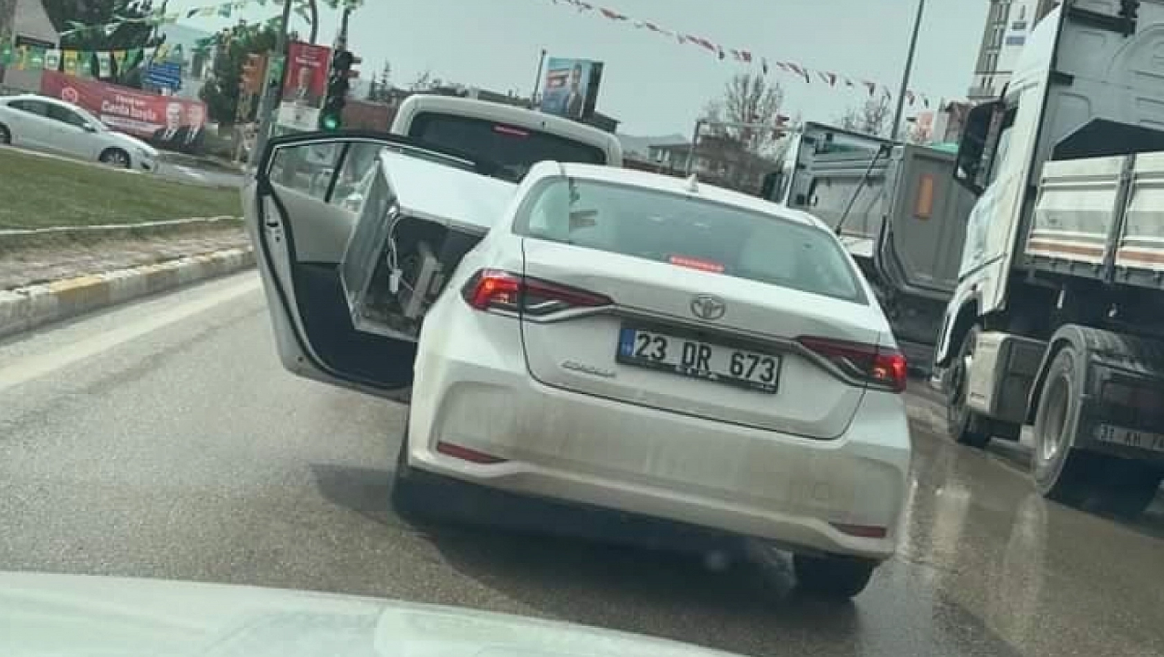 Elazığ'da ilginç nakliye anı kamerada..!