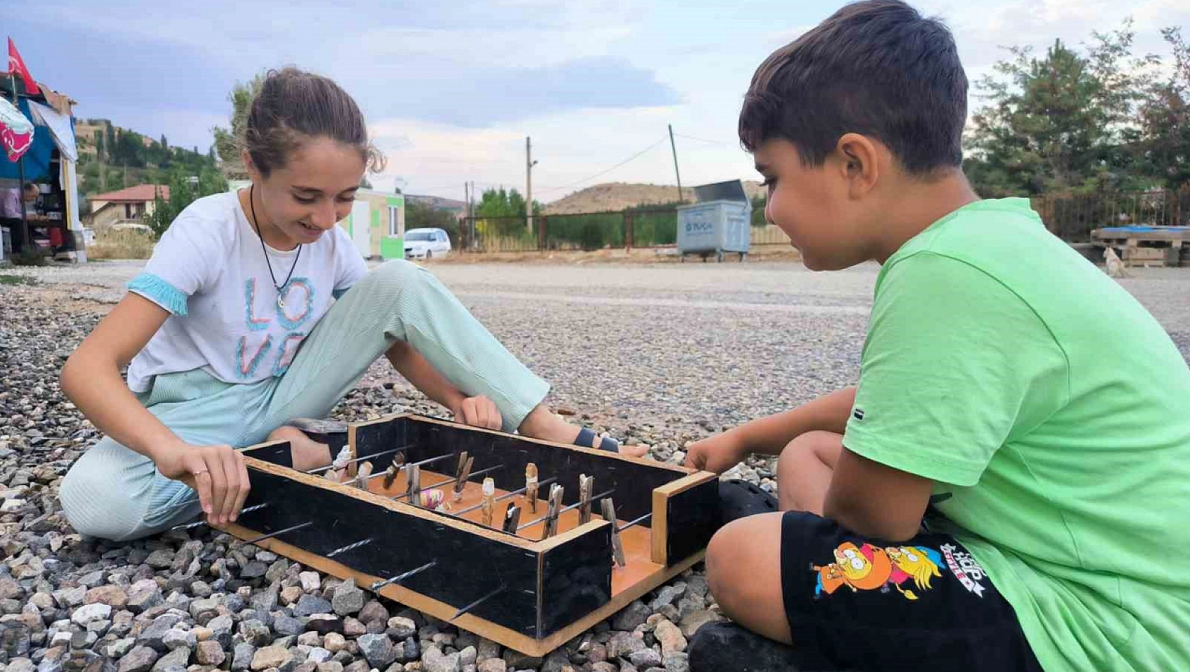 Doğanşehirli 11 Yaşındaki Kızdan Yaratıcı Tasarımı: Mandallar ve Şişlerle Kurdu