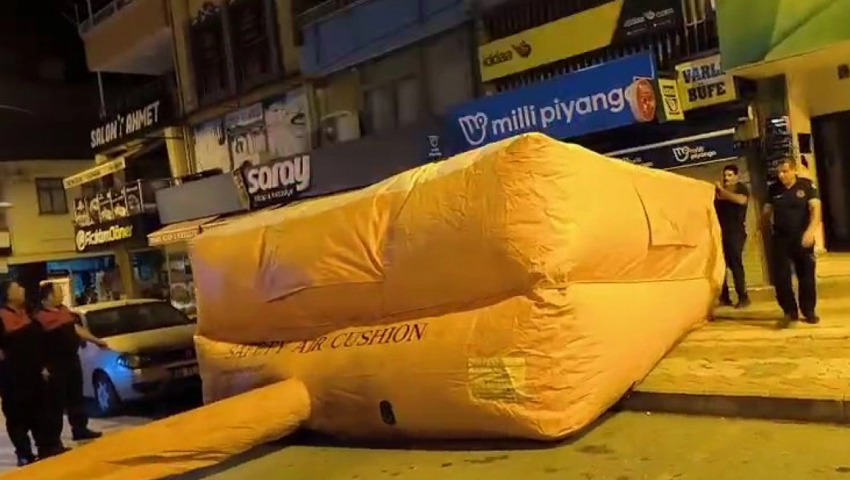 Çatıda intihara kalkışan genç yürekleri ağza getirdi