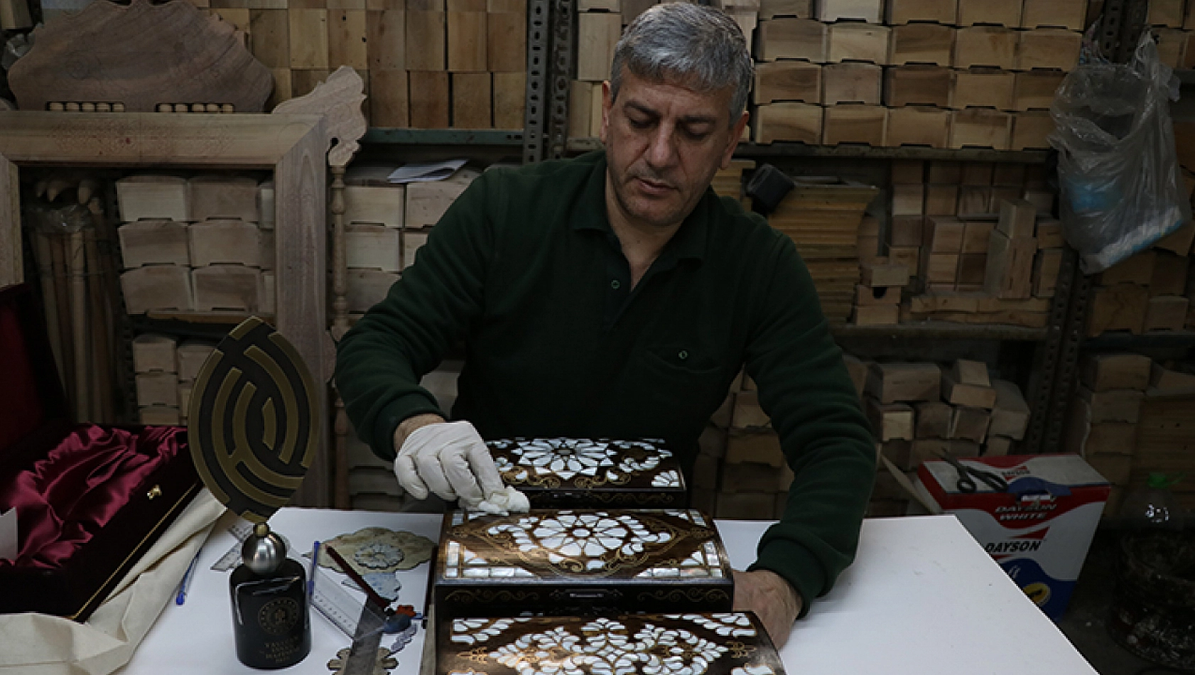 Cumhurbaşkanı Erdoğan'dan sedef kakma ustasına ödül